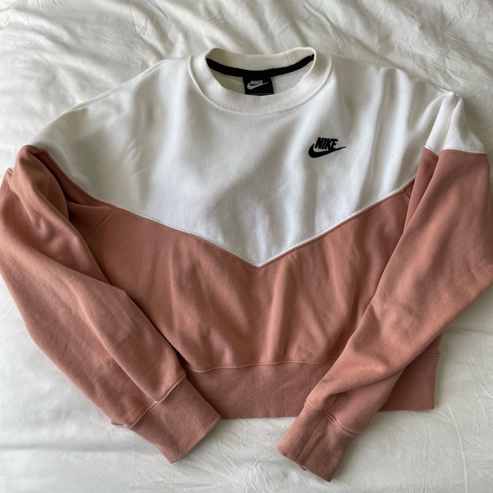 Cropped Nike colorblock crew neck sweatshirt